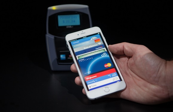 apple-pay-with-iphone